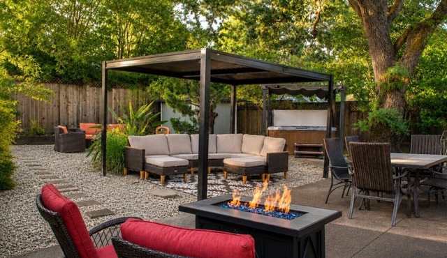 Casabella Sonoma 3 bd/2b large backyard hot tub