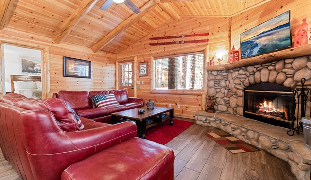Catalina Creekside Cabin - Log Cabin, Perfect for Couples, Fenced Yard