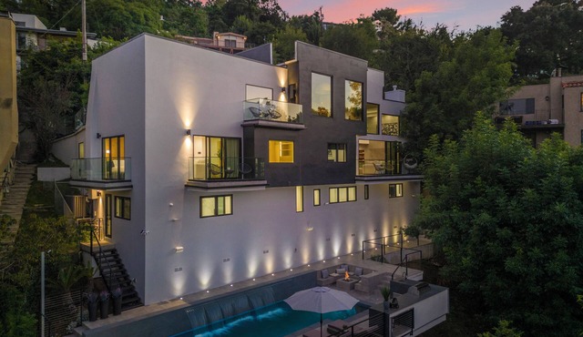 Caverna Estate - Luxury Hollywood Hills Estate w/Pool, Spa & Panoramic Views