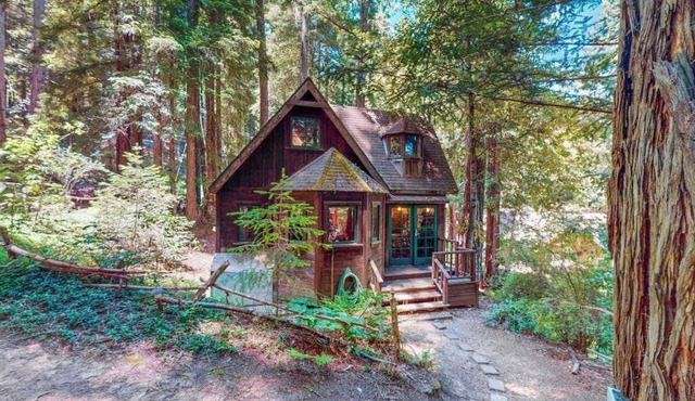 Cazadero Dog-Friendly Cottage for Two with Hot Tub