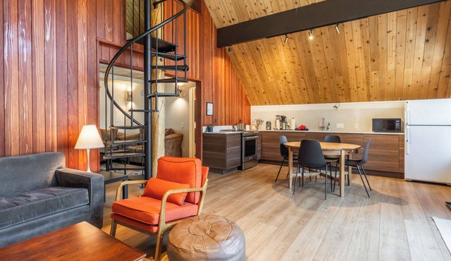 Chalet #1, Charming Ski In/Ski Out Steps to the M