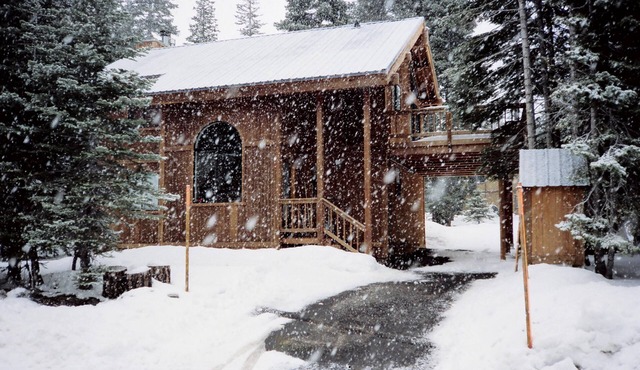 Chalet Style Cabin, 1/2 mile to Chambers Landing Beach