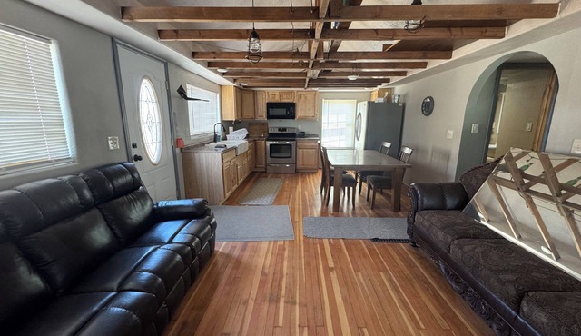 Charming 1-bedroom cottage with WiFi and AC in delightful Pendleton in Pendleton