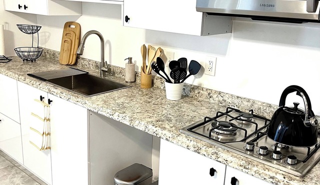 Charming 1-bedroom house in amazing Los Angeles with AC, WiFi