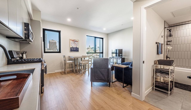 Charming 1-bedroom apartment with views and parking in Los Angeles