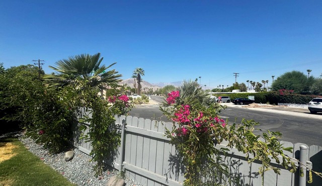 Charming 1-bedroom cottage with WiFi and AC in Palm Desert