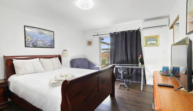 Charming 1 Queen BR 1 private Bath Suite/METRO