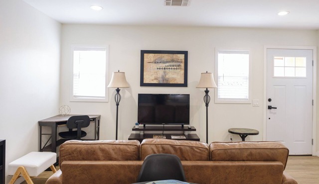 Charming 2-bedroom bungalow with AC, WiFi in welcoming Ontario