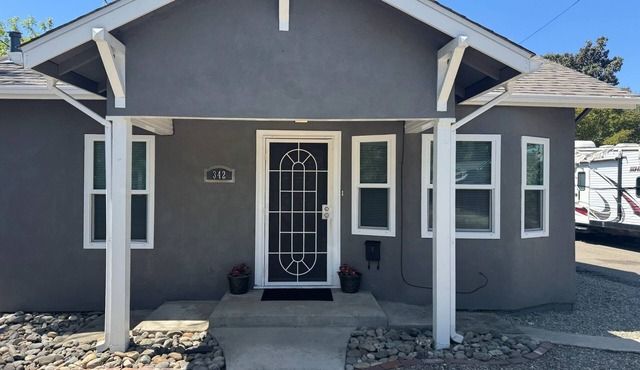 Charming 2-bedroom house in beautiful Turlock w/AC, plus near historic downtown