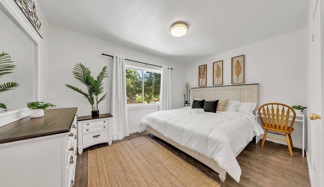 Charming 2-bedroom Unit in Duplex Nestled in A Quiet Neighborhood.