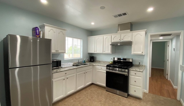 Charming 2-bedroom house with AC and WiFi in delightful Bakersfield.