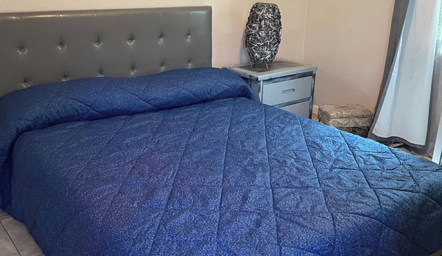 Charming 2-bedroom house with WiFi, AC in Bakersfield