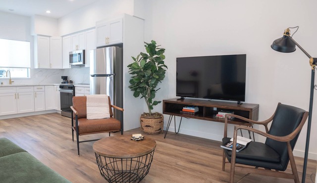 Charming 2-bedroom house in delightful Los Angeles with parking and laundry