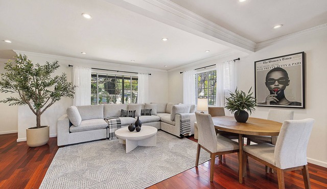 Charming 2-bedroom house in Santa Monica with Gym and Work area