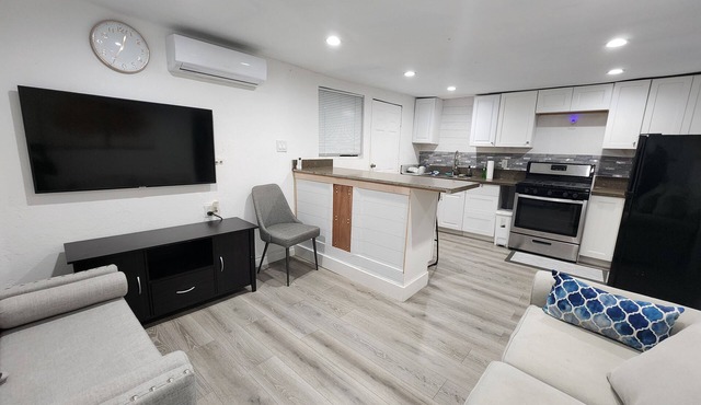 Charming 2bedroom home in wonderful Los Angeles with WiFi/AC and minutes to LAX. in Los Angeles