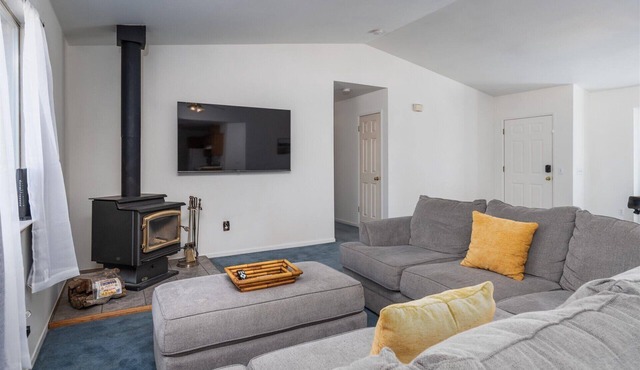 Charming 3-bedroom cabin near Yosemite w/WiFi and Pool Table
