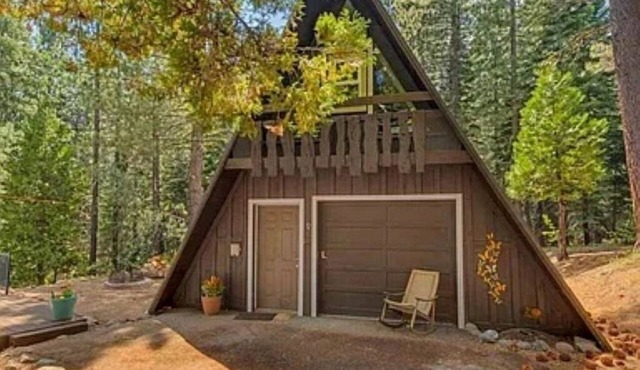 Charming 3-bedroom cabin in Tahoe City perfect for your getaway