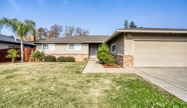 Charming 3-bedroom + Den house with AC and WiFi in awesome North Fresno.