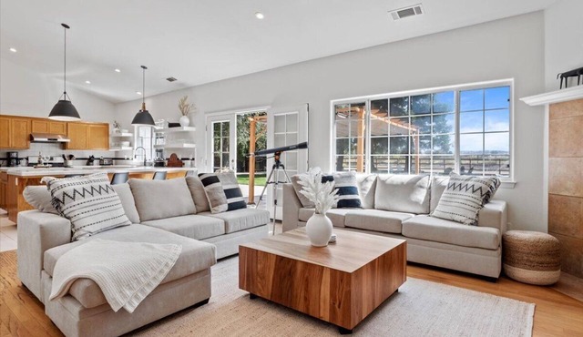 Charming 3-bedroom house in marvelous Los Alamos with WiFi, fitness room
