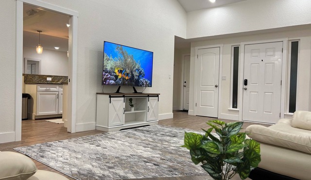 Charming 3-bedroom house with AC and WiFi in Sacramento