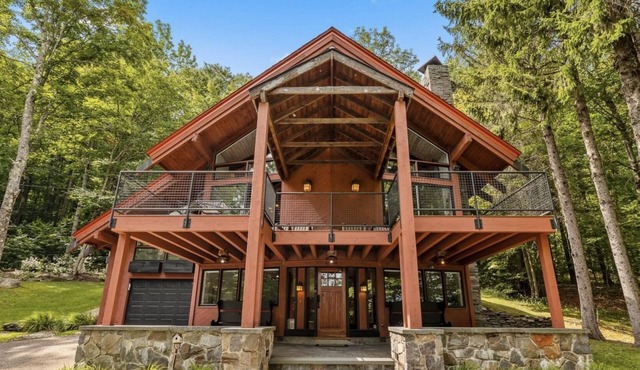 Charming 4-bedroom Ski house in Stratton with Shuttle or walk to slope. in Stratton