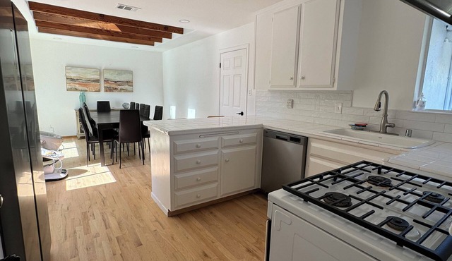 Charming 4Bedroom4Bathroom Retreat- Home Away From Home