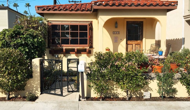 Charming and Historic Seal Beach Bungalow - Steps To The Beach And Main Street