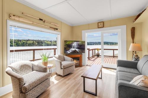 Charming Beach Cabin in Quartermaster Harbor in Vashon