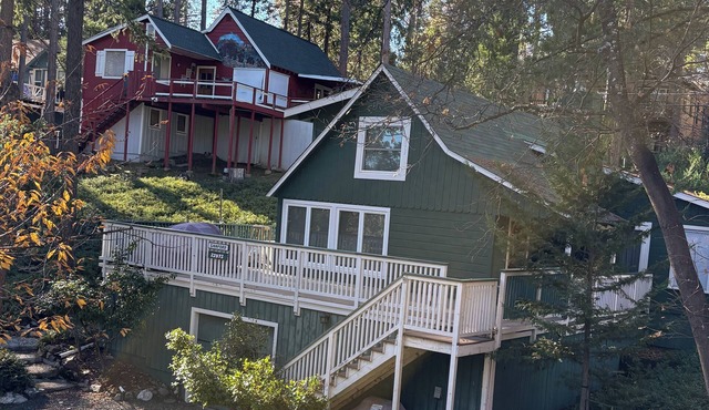 Charming Cabin with Lake Membership Walkable to Town