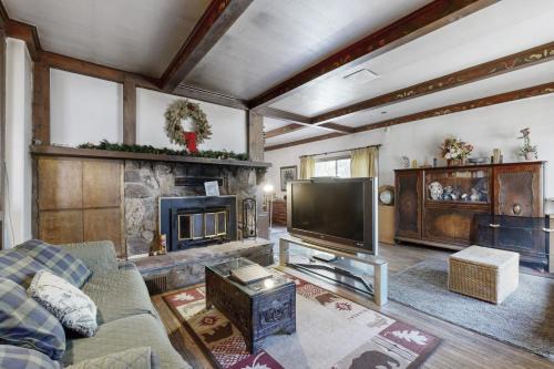 Charming Cottage in Big Bear: 9 Mi to Bear Mtn