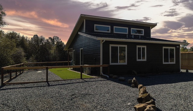 Charming Cozy Eco Hut - Serene Yosemite Escape - The Black Swan