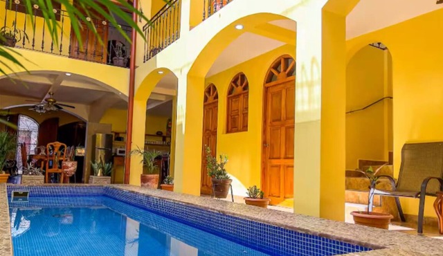 Charming Downtown Colonial-Private Pool & King Beds in Granada