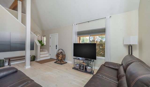 Charming home with game room, deck, full kitchen, & washer/dryer