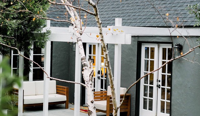 Charming + LUXE hideaway・fireplace・wine・BBQ ・deck