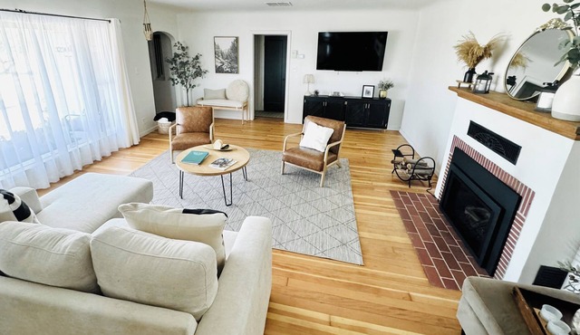 Charming, luxurious 3-bedroom Fresno County farmhouse w WIFI