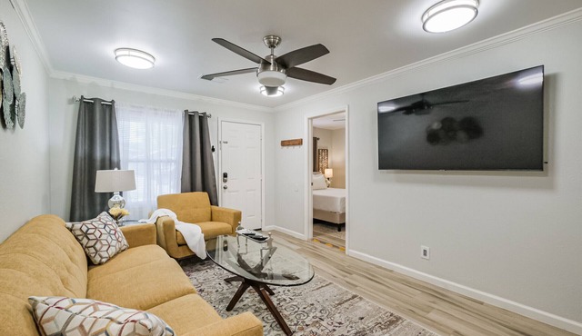 Charming private home sleeps 6 in the Heights near Downtown with fast WiFi, smart TVs, ample parking, and a primary king bed for a comfortable stay. in Houston