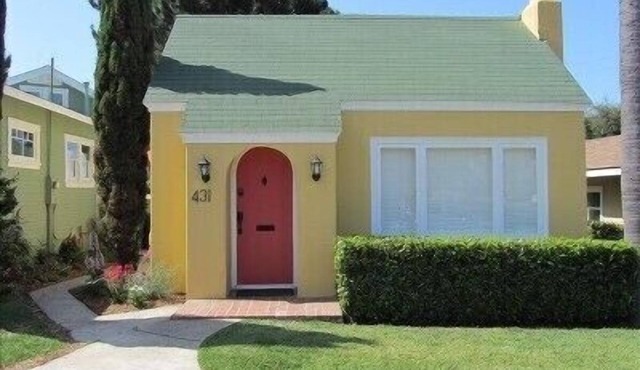 Charming Remodeled Historical Cottage 2 Blocks to Beach & Town