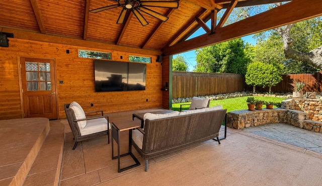 Charming Retreat w/Fireplace & Outdoor Pavilion