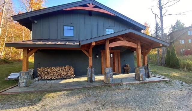 Charming Stratton ski house/chalet - mountain view & quick walk to slopes in Winhall
