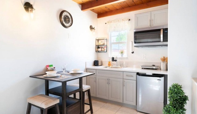 Charming Studio Getaway: Queen Bed, Bathtub, Fast Internet, Patio under a Lemon Tree, On-Site Laundry, and Gated Parking. in El Monte