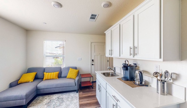 Charming studio with kitchenette near Lake
