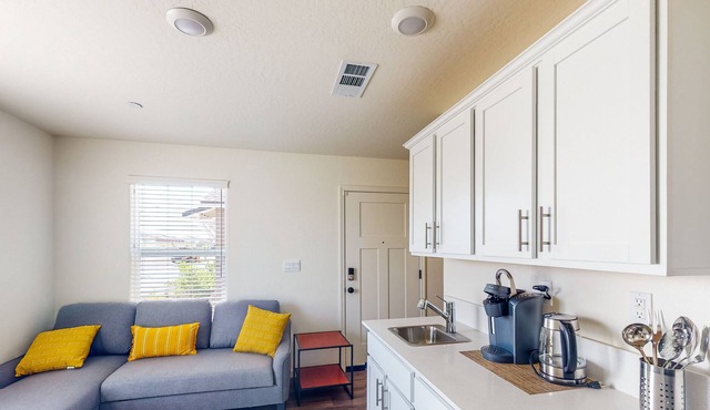Charming studio with kitchenette near Lake
