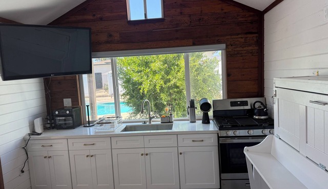 Charming Yucaipa Cottage Retreat – Comfort, Privacy & Mountain Views. in Yucaipa