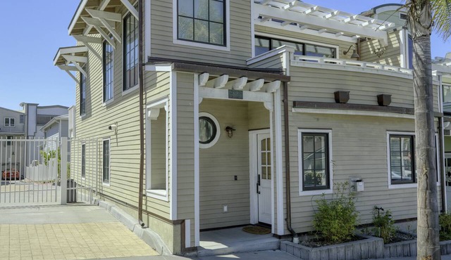 Cheerful 2BR Condo 3 min Walk to Beach - Pet OK