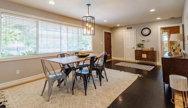 Cheerful 4 bed vacation home with pool sleeps 10