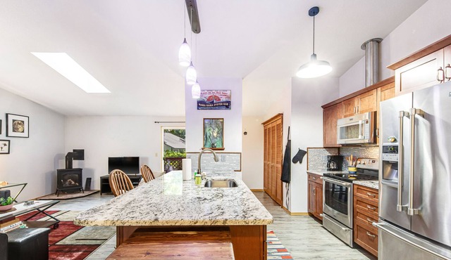 Cheerful, Dog-Friendly Home with Shared Hot Tub and Pool, Full Kitchen, & Deck in Shelton