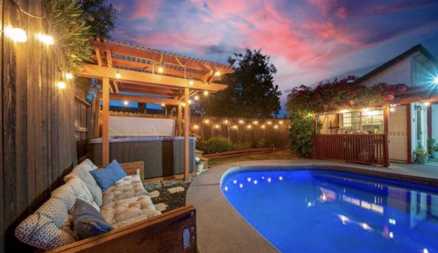 Cheerful gateway with pool and hot tub in Sacramento