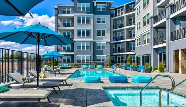 Chic Apt. w/Jacuzzi, Pool, Nr Casino & Shopping in Sparks