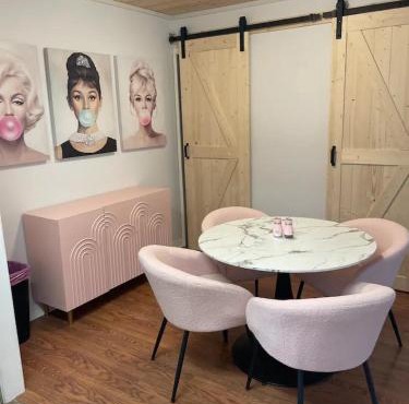 Chic Centrally Located 2BR Townhome at the Rez Sleeps 6 in Brandon
