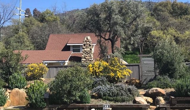 Chic Historic Cottage in the Heart of 3 Rivers-close to SNP, Hot Tub, Love dogs!